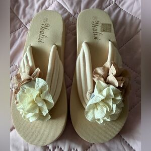 NWOT-Floral Cream fabric Flip Flops